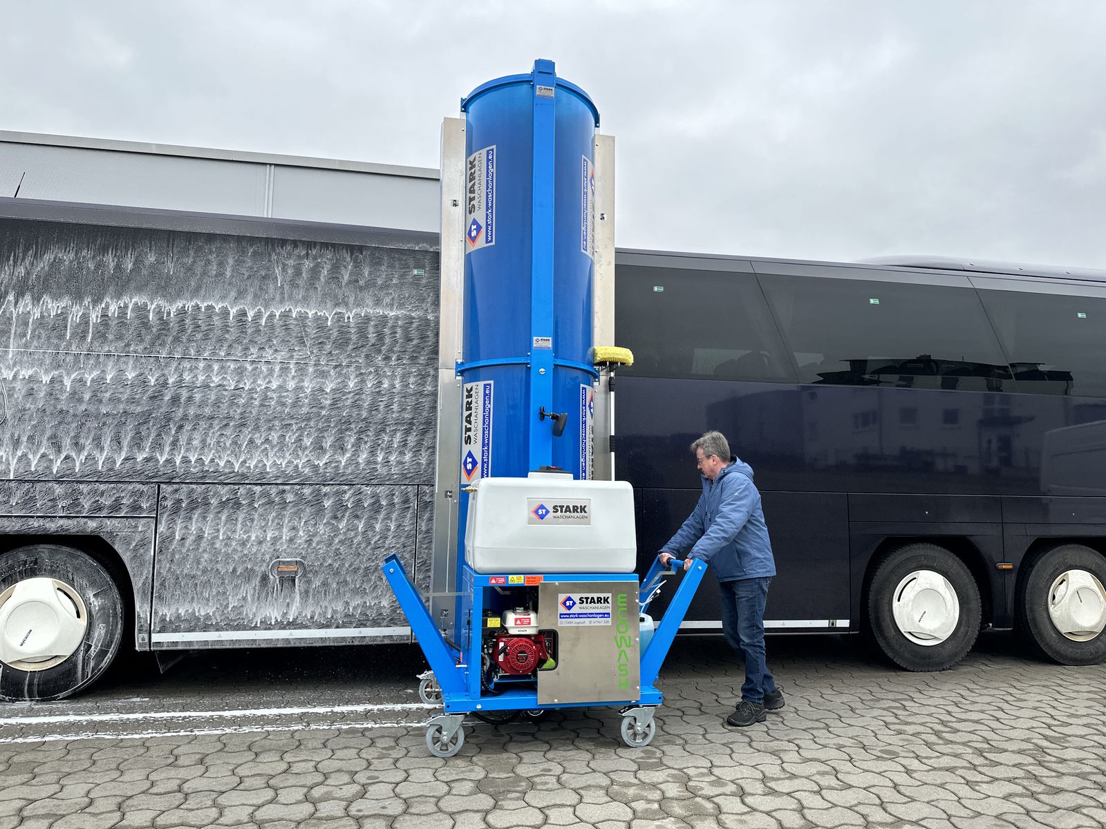 Mobile Buswaschanlage im Einsatz
