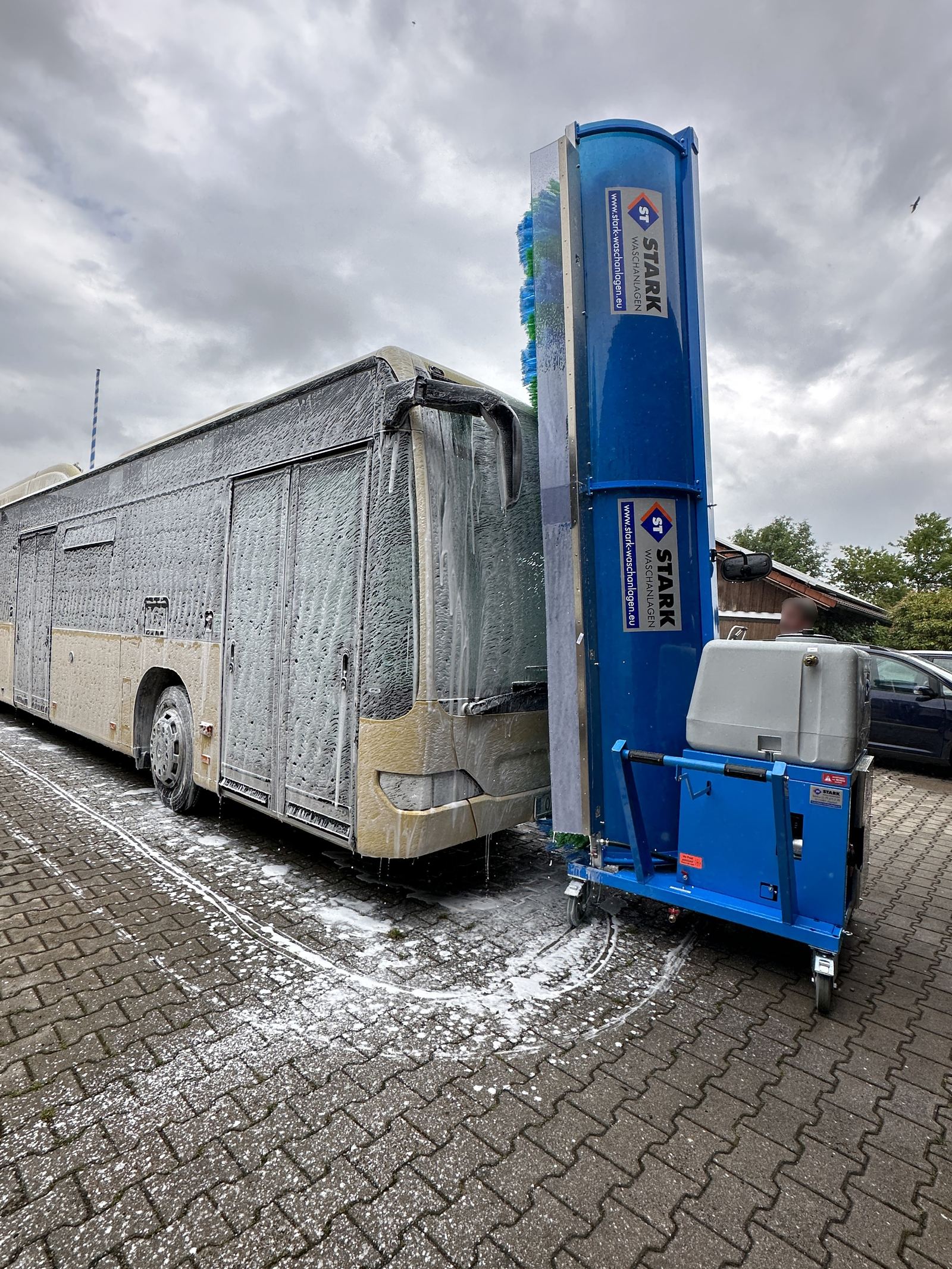 Bus wird mobil gewaschen