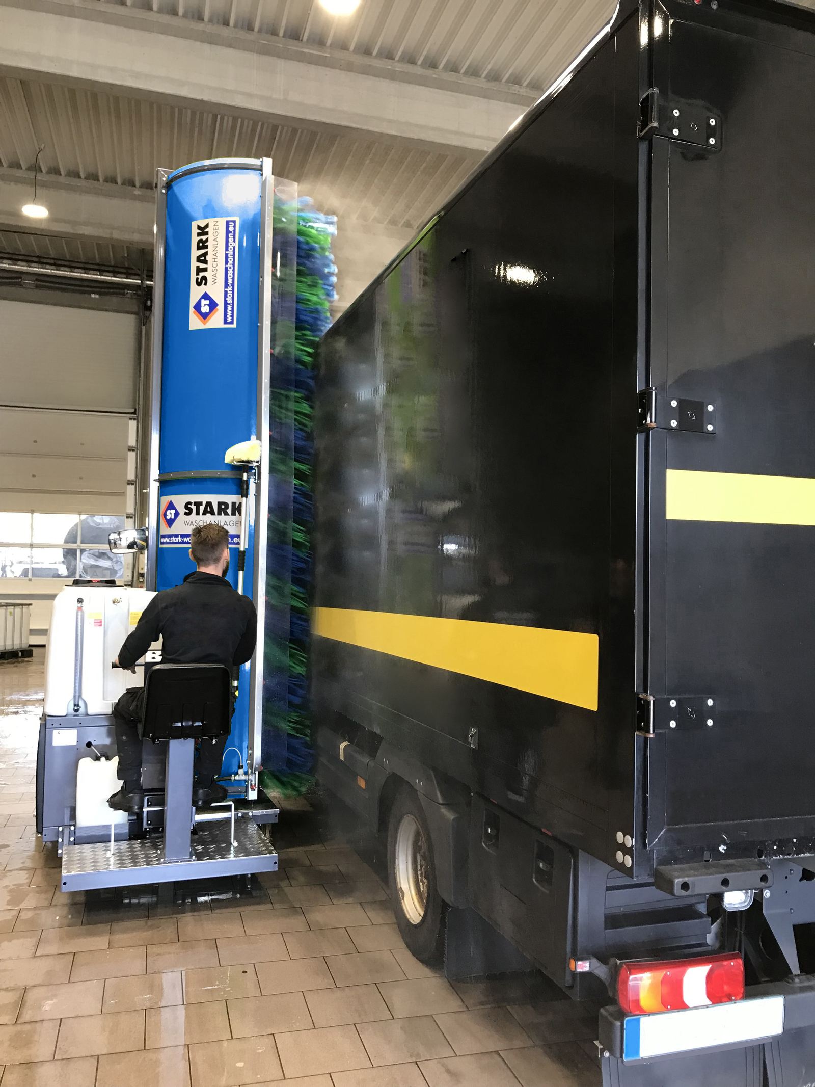 LKW wird mobil gewaschen