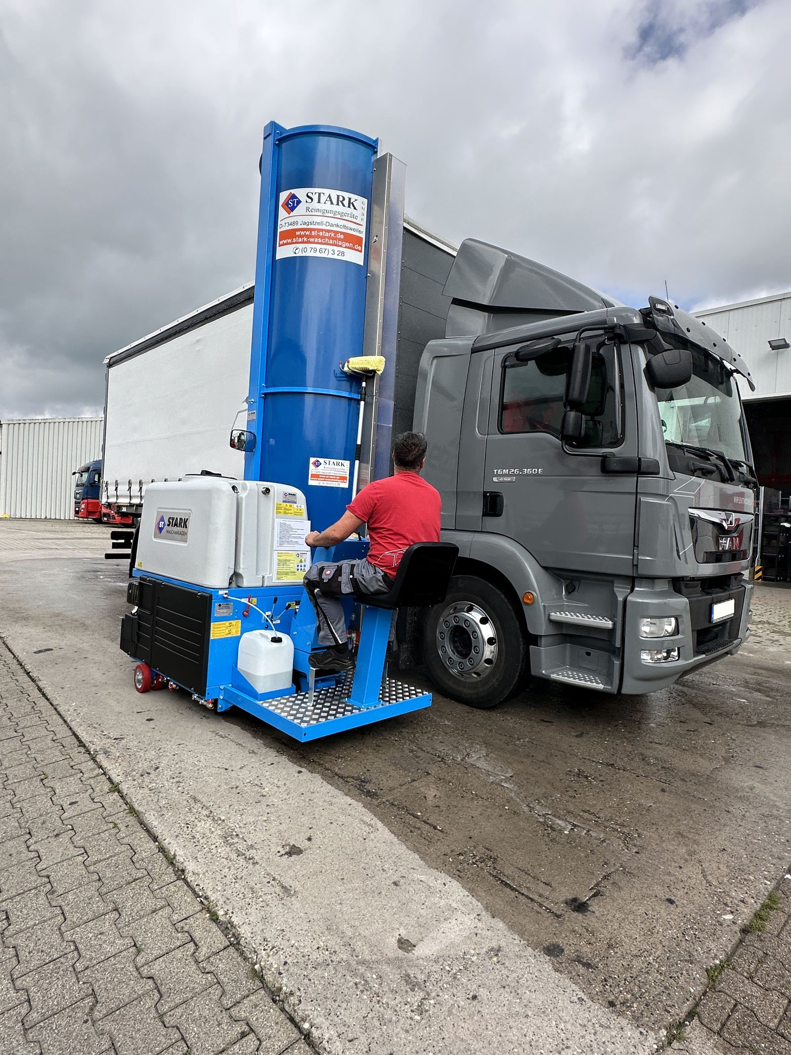 Mobile LKW-Waschanlage im Einsatz